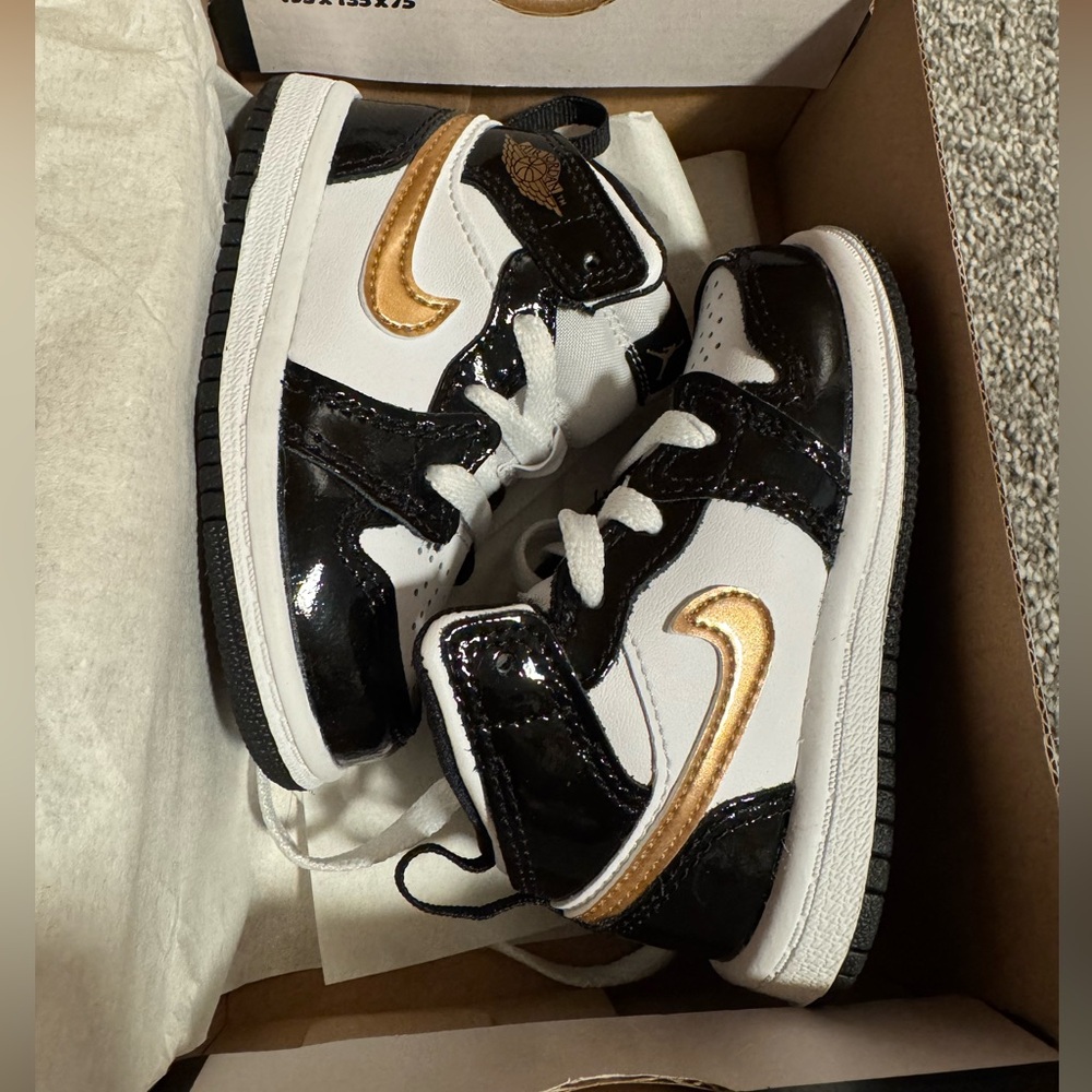 Nike Jordan 1 Mid SE Black White Gold - Picture 2 of 4